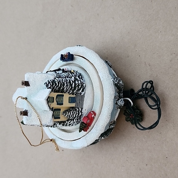 2006 Bradford Editions Evening Carolers Ornament by Thomas - Picture 4 of 7